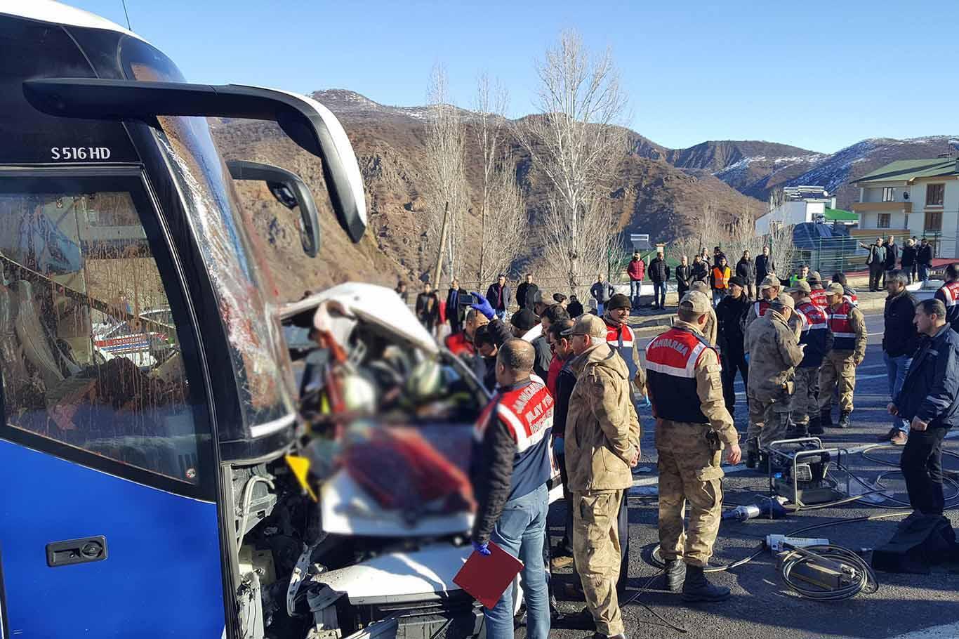 Yolcu otobüsü ile kamyonet kafa kafaya çarpıştı: 4 ölü 7 yaralı